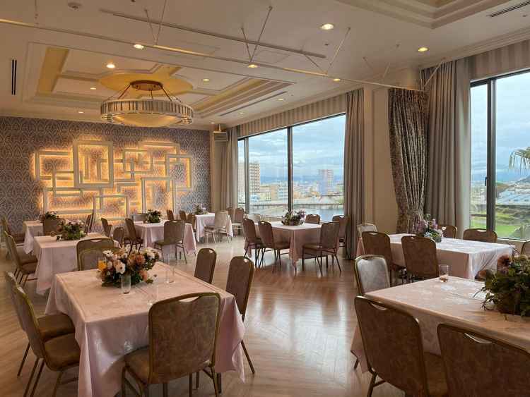 この日は控え室として使われていたが、30名程度の披露宴会場になる。白を基調とした明るい雰囲気の部屋。