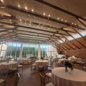 ナチュラルテイストでありながら、カーテン閉めるとガラリと変わる会場はとても素敵でした。