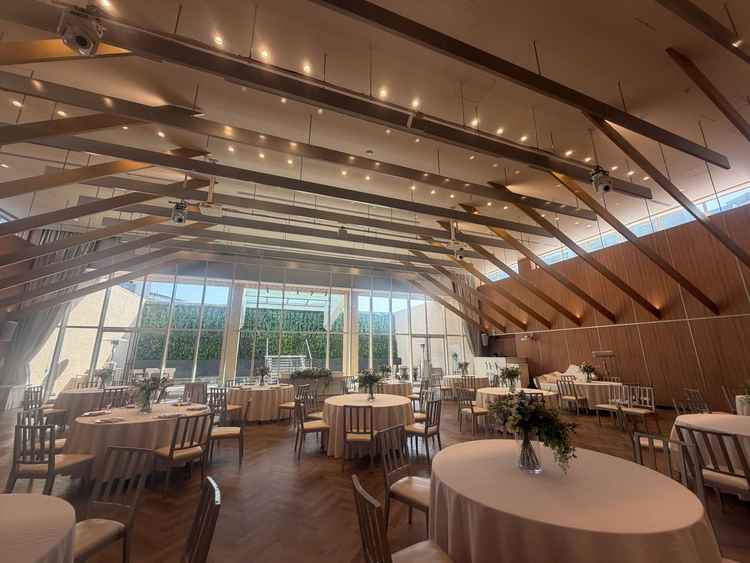 ナチュラルテイストでありながら、カーテン閉めるとガラリと変わる会場はとても素敵でした。