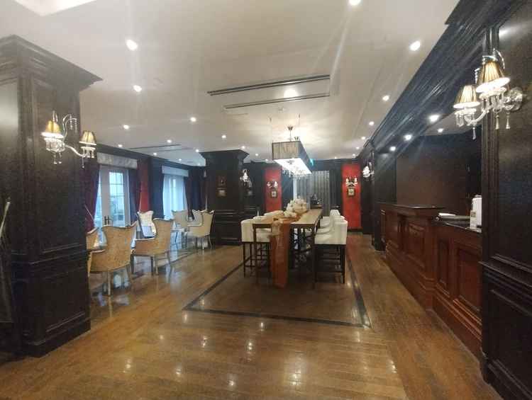 ゲストの待合室。右側のカウンターからウェルカムドリンクを提供する。