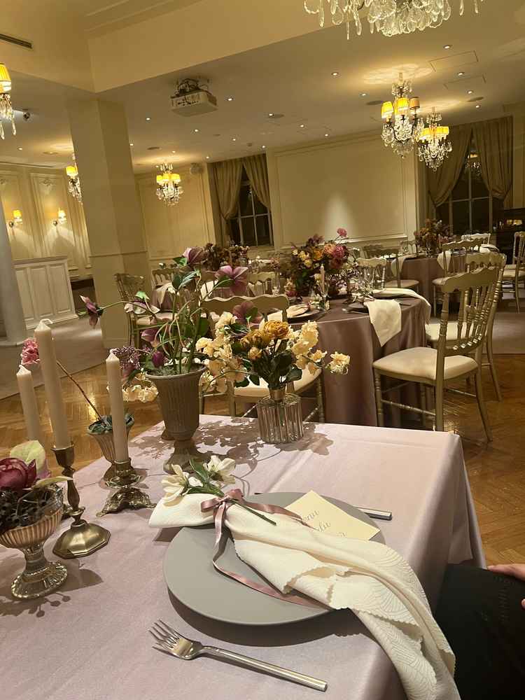 披露宴会場の写真。思っていたより広い印象でした。