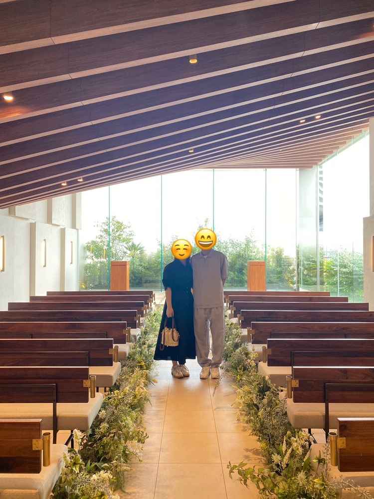 チャペルで2人で並んでイメージを見るために写真を撮っていただきました。