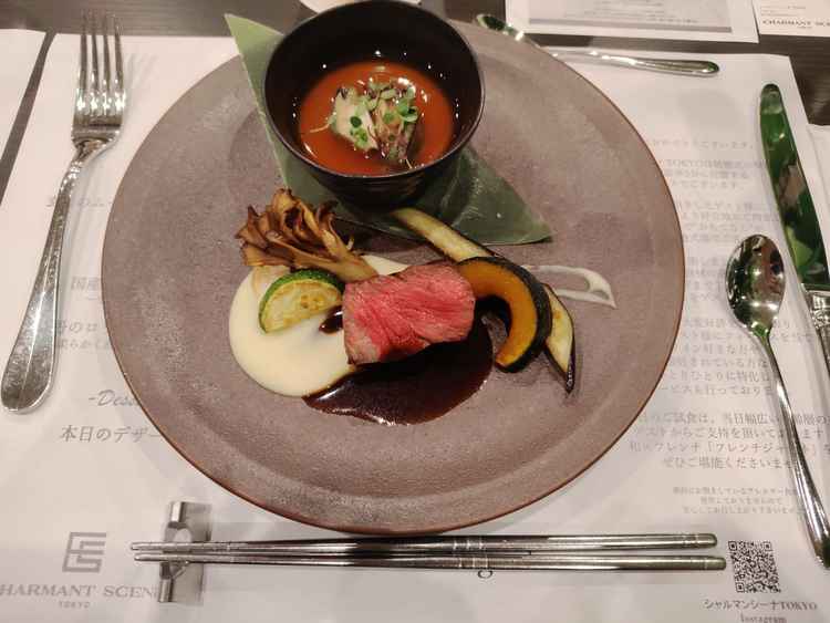 試食会でのメイン料理。お肉と野菜がバランスよく盛り付けされており、お肉も柔らかくとてもおいしい。
