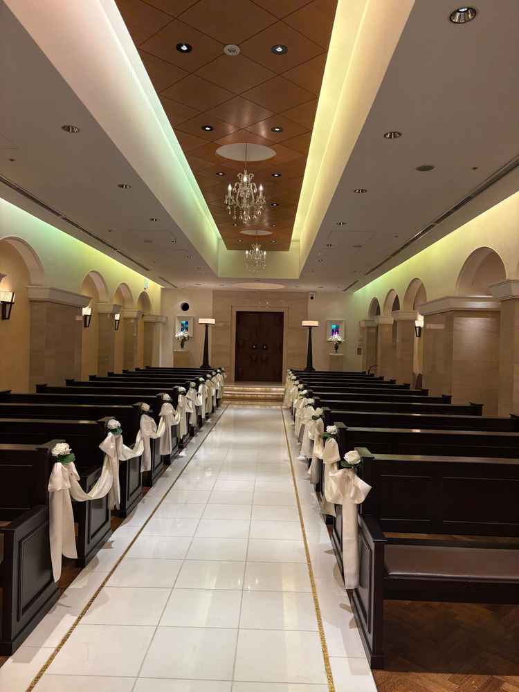 チャペル　プリンタパーレ。バージンロードが長く王道のチャペルという印象。