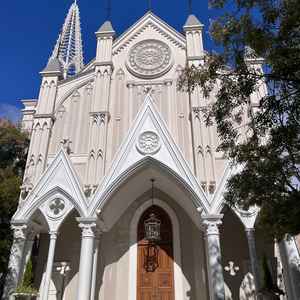 チャペルの外観。ザ結婚式場という雰囲気が味わえる。