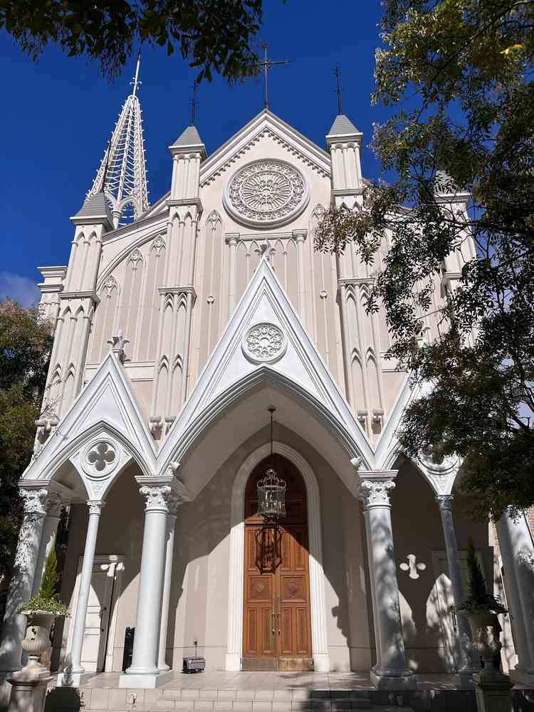 チャペルの外観。ザ結婚式場という雰囲気が味わえる。