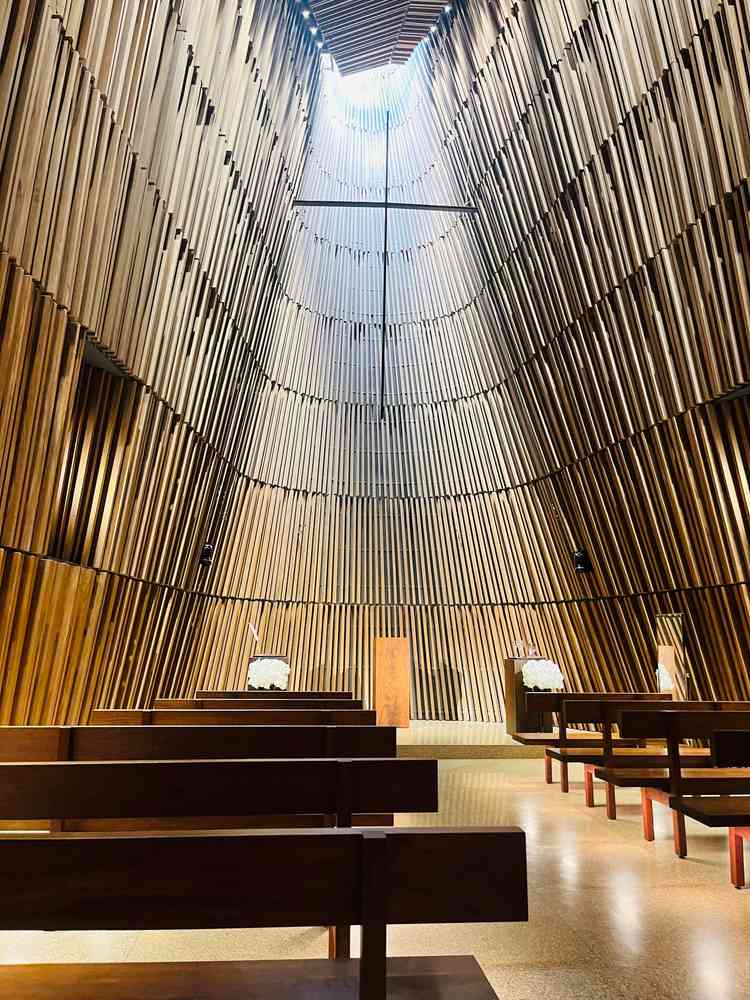 かなり天井が高く開放感のあるチャペル