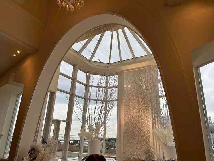 挙式会場。解放感があり天井の一部がガラス張りになので、これまでお世話になった方全てに見守ってもらえる