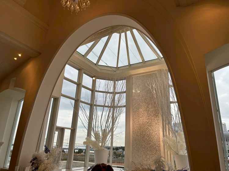 挙式会場。解放感があり天井の一部がガラス張りになので、これまでお世話になった方全てに見守ってもらえる