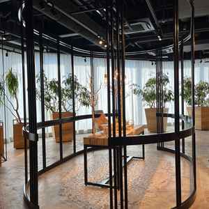 披露宴会場の入り口。不思議なインテリア。