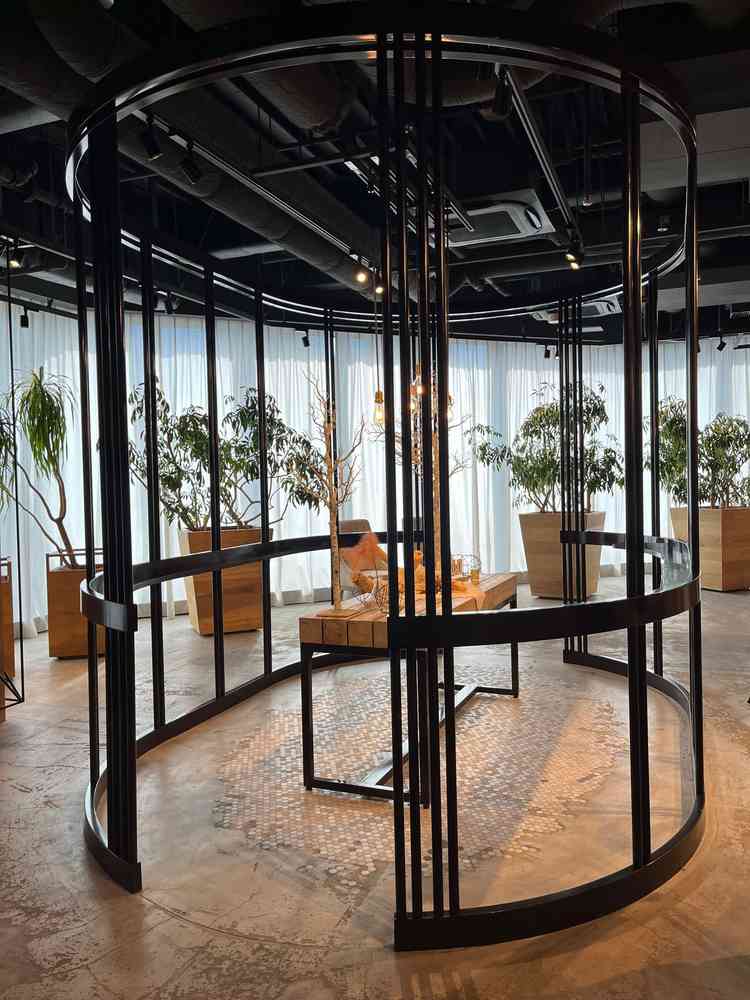 披露宴会場の入り口。不思議なインテリア。