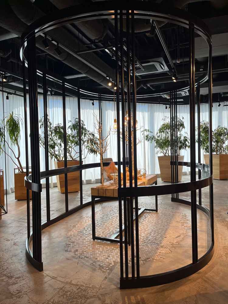 披露宴会場の入り口。不思議なインテリア。