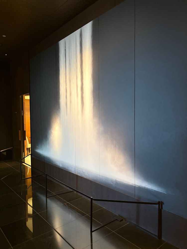 撮影室の有名な絵画。フォトスポットとしておすすめです。