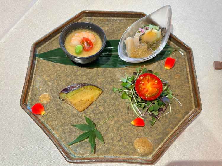 アワビや糖度の高いトマト、ナスなど、和食フレンチのテーマにあった前菜。