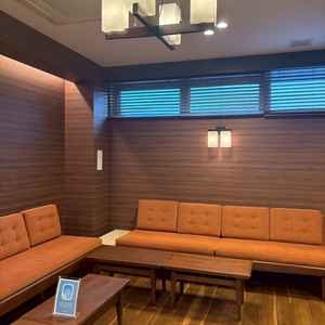 親族控え室の写真。仕切りがあり、2部屋にできるそうです。親族が安心できそうでいいなと思いました。