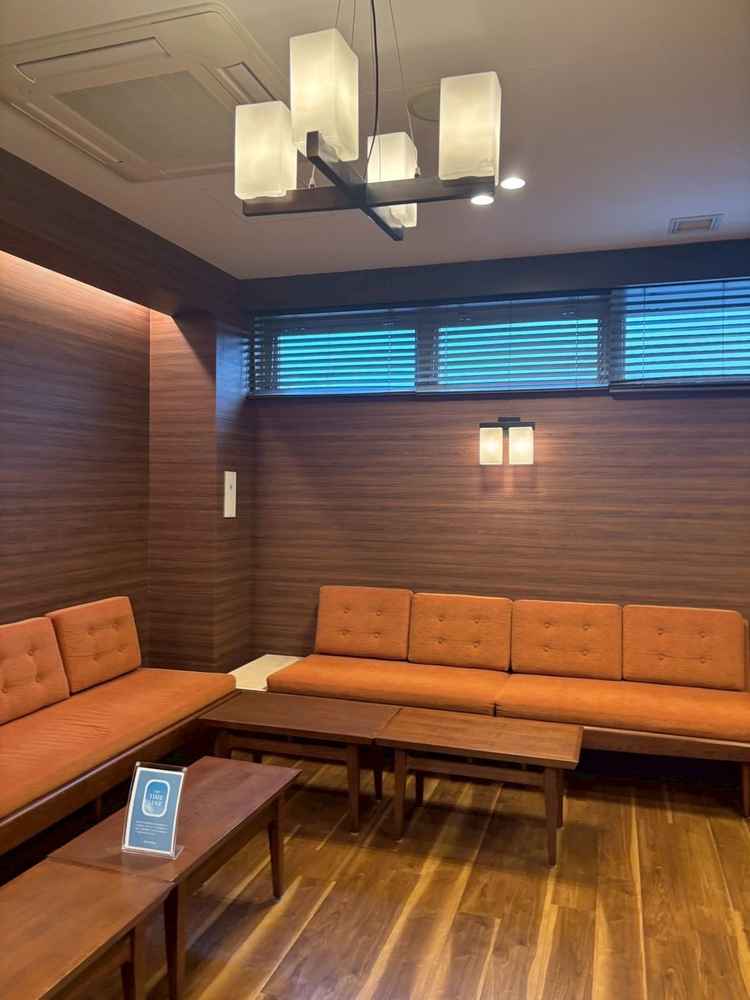 親族控え室の写真。仕切りがあり、2部屋にできるそうです。親族が安心できそうでいいなと思いました。