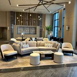 披露宴会場に入るまでのゲスト用待合。家具もお洒落。