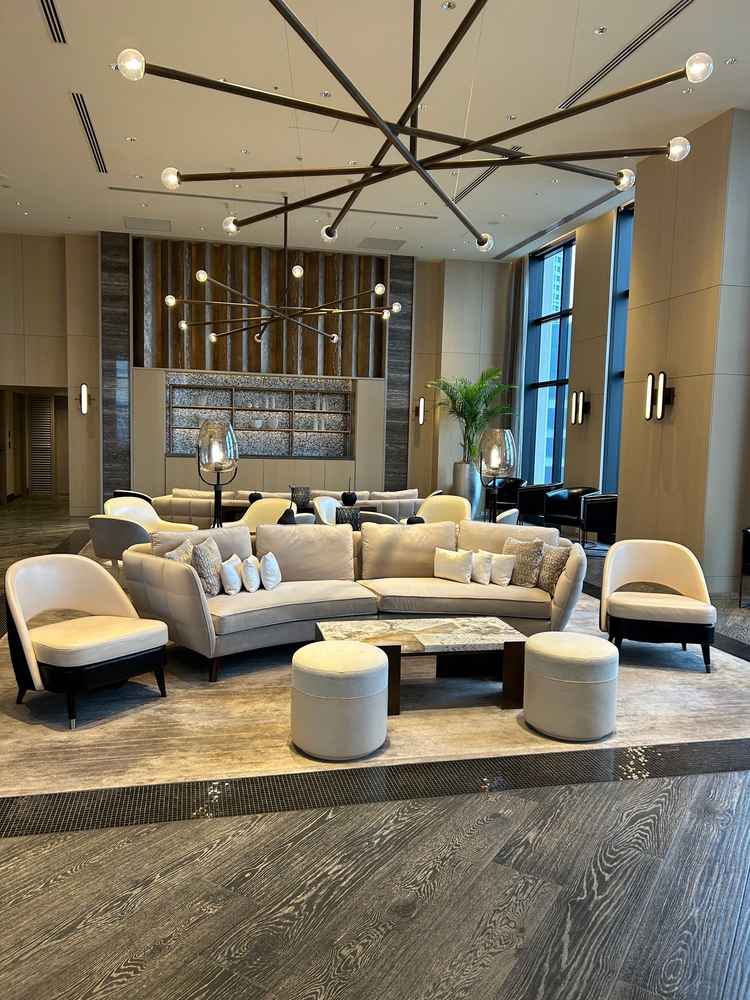 披露宴会場に入るまでのゲスト用待合。家具もお洒落。