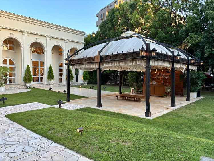 お庭にあるバースペース。まるで映画に出てきそうな空間だった。