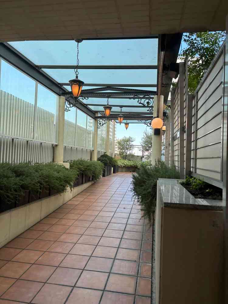 チャペルまでの通路です。雨が降っても屋根があるので安心です。