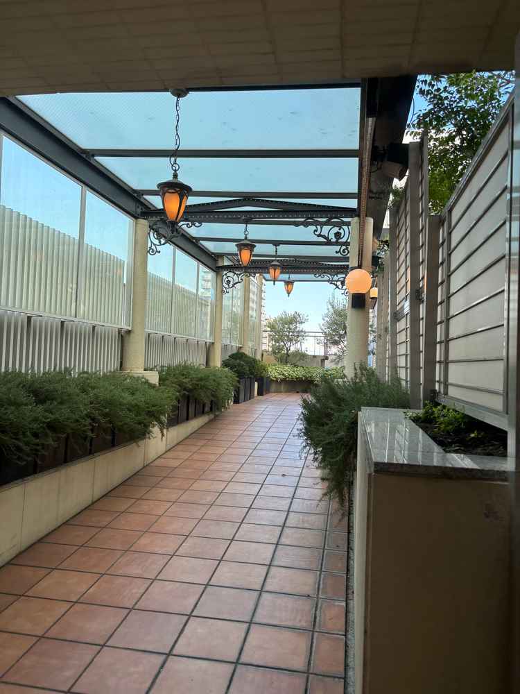 チャペルまでの通路です。雨が降っても屋根があるので安心です。