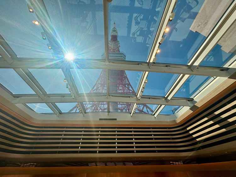 圧巻の東京タワービューでした。陽の光も入るので式の時間は調整されているようで日焼け対策も万全です。