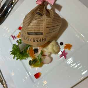 試食でいただいたブーケ風の前菜です。