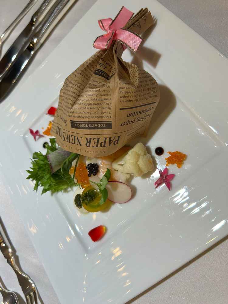 試食でいただいたブーケ風の前菜です。