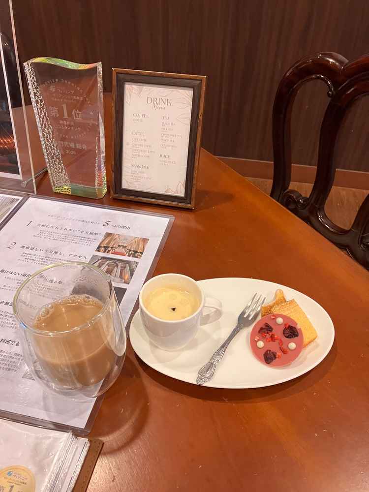 到着後アンケート回答時に頂いたウェルカムドリンクとデザート。引菓子にも採用されているバームクーヘン。