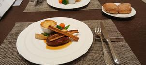 肉はしっかりとボリュームがある。野菜は本来の味を楽しめる。ポテトグラタンも、とても美味しかった。