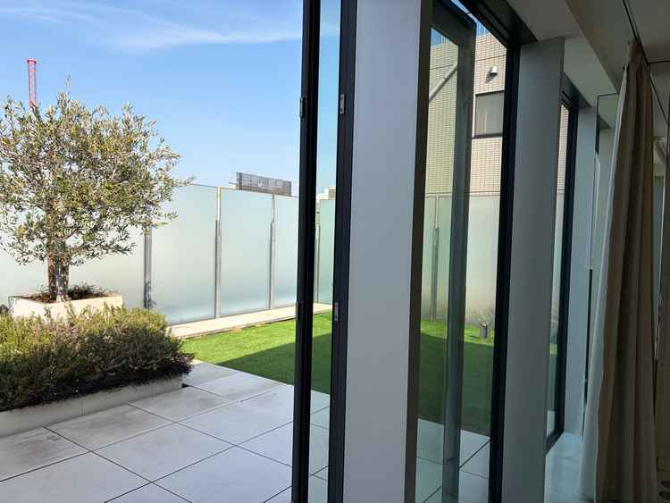 待合室から外に出ることができ、芝生などもあり参列者は会話しやすそうだった。