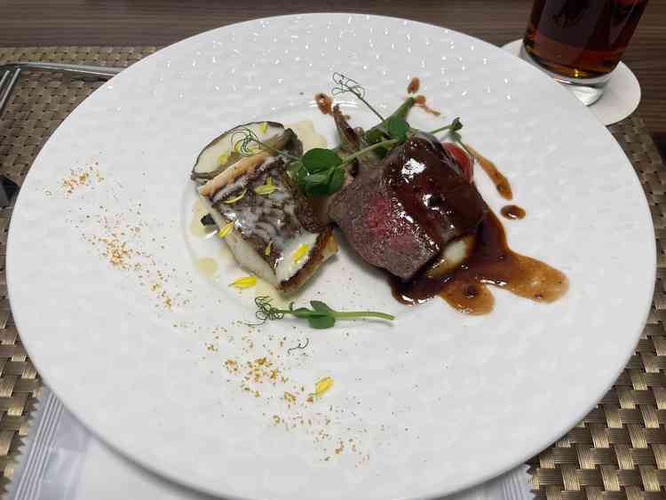 豪華な試食。アレルギーがあるので伊勢海老がアワビになっている。アレルギー対応がしっかりしていた。