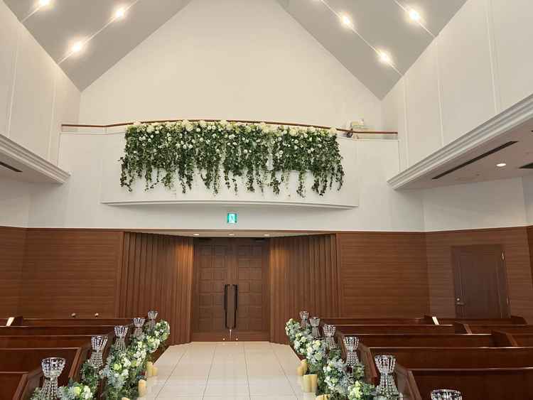 チャペル後方の写真。挙式中は2階部分に聖歌隊の方々が立ち、演奏してくれるとのことです。