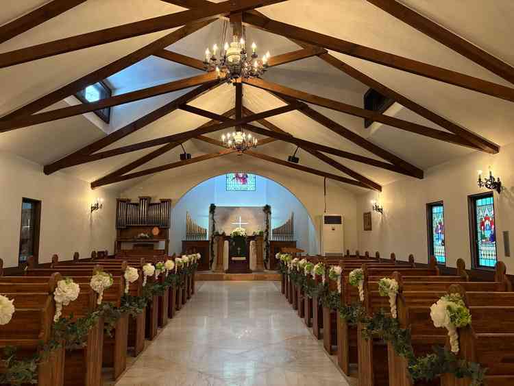 白と茶色を基調とした温かみのあるチャペル。ステンドグラスから入る光が綺麗でした。