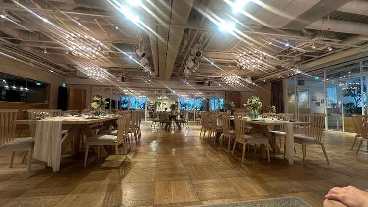 ウッド調の会場はとてもカジュアルで雰囲気が良かったです