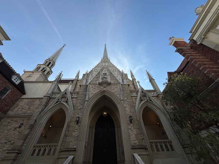 下から見上げたチャペル