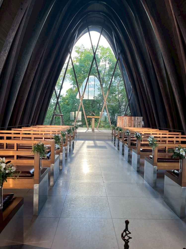 挙式会場です。写真で見る以上に美しく雰囲気が良かったです。空調も問題なく快適でした。