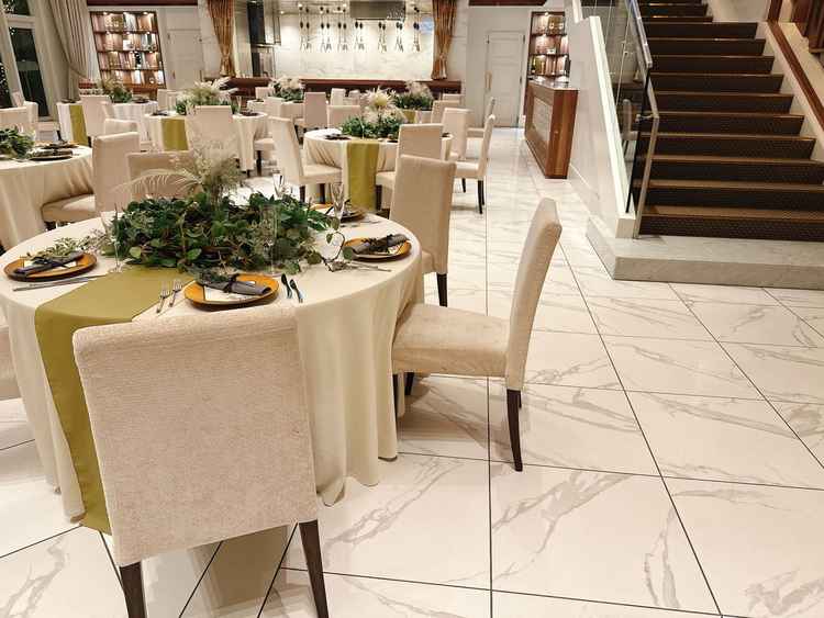 テーブルデザインと、素敵な階段