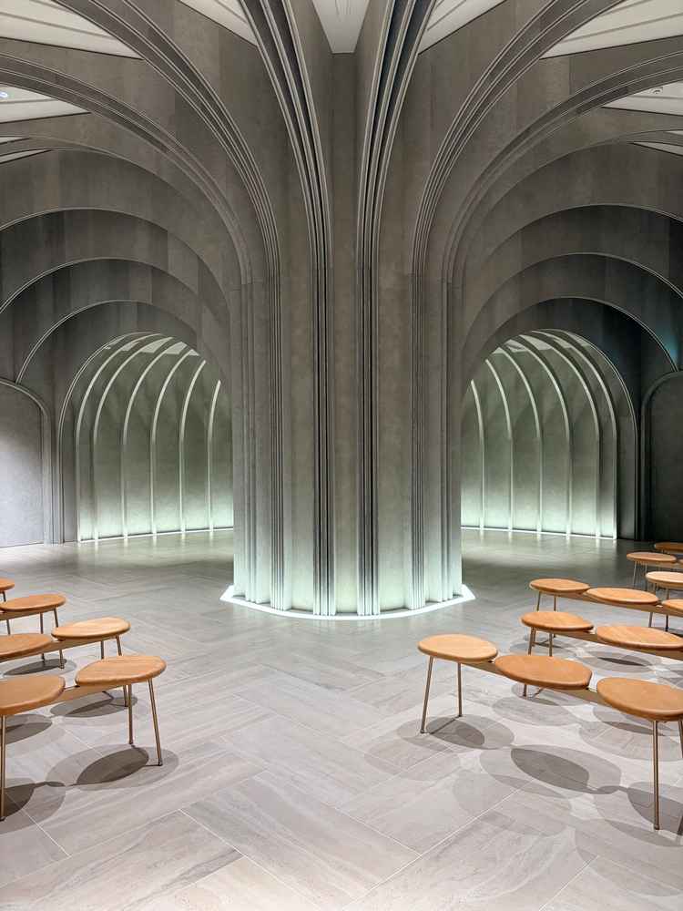 自由度の高いチャペル。ユヌ大阪を象徴するアーチのビジュアル。造形美が美しい。吉野杉の椅子も素敵。