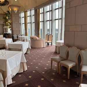 4つある披露宴会場のうちの1つ。ピンクの絨毯でかわいい印象。