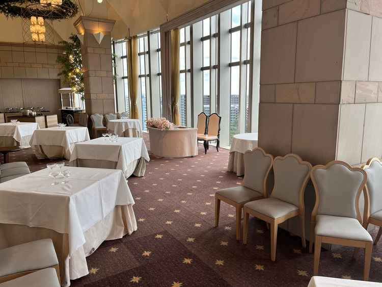 4つある披露宴会場のうちの1つ。ピンクの絨毯でかわいい印象。