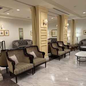 親族の待機室は席数も多く、扉ではなくカーテンで仕切られているので、交流もスムーズにできそう。