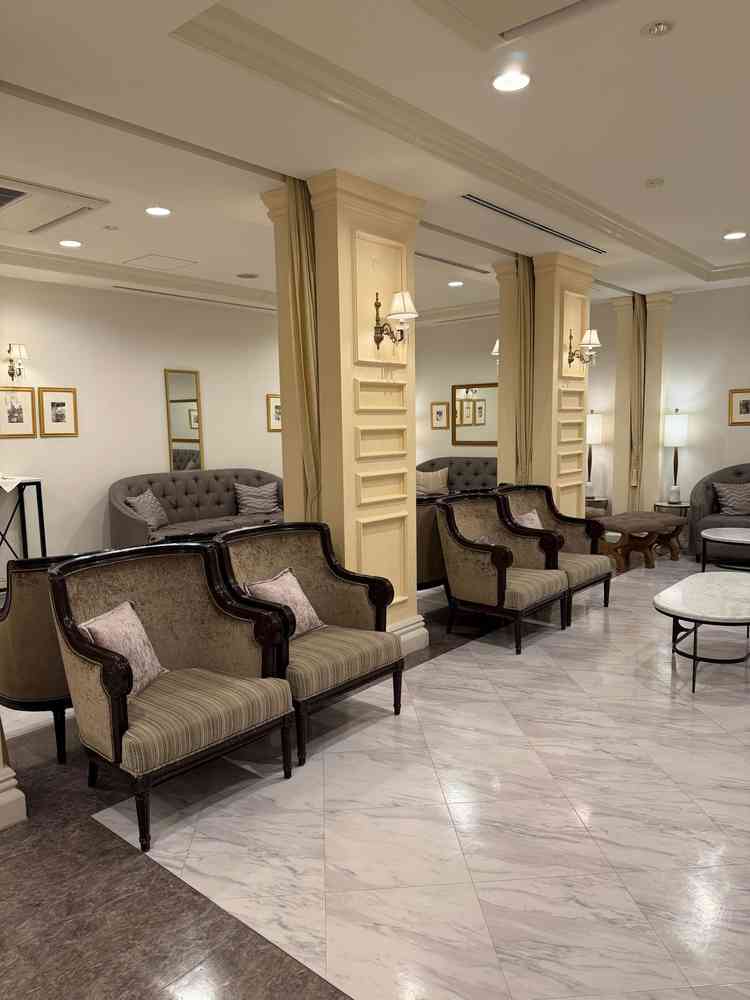 親族の待機室は席数も多く、扉ではなくカーテンで仕切られているので、交流もスムーズにできそう。