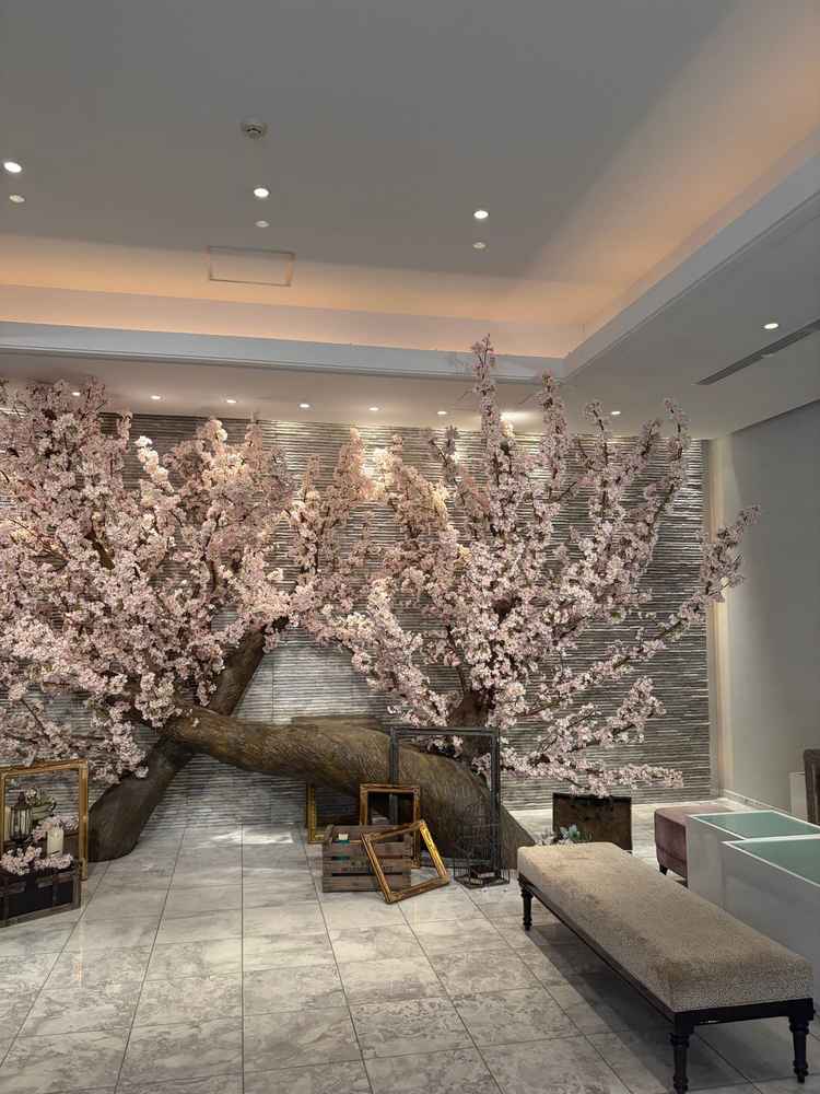桜の花のオブジェがあり綺麗でした。