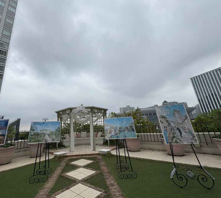 挙式後にブーケトスをあげる広場。広い空間で大人数でも使いやすいと感じた？