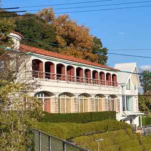 浜名湖の西側に位置しており、湖が綺麗に見える結婚式場の外観写真。