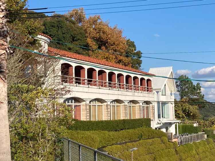 浜名湖の西側に位置しており、湖が綺麗に見える結婚式場の外観写真。