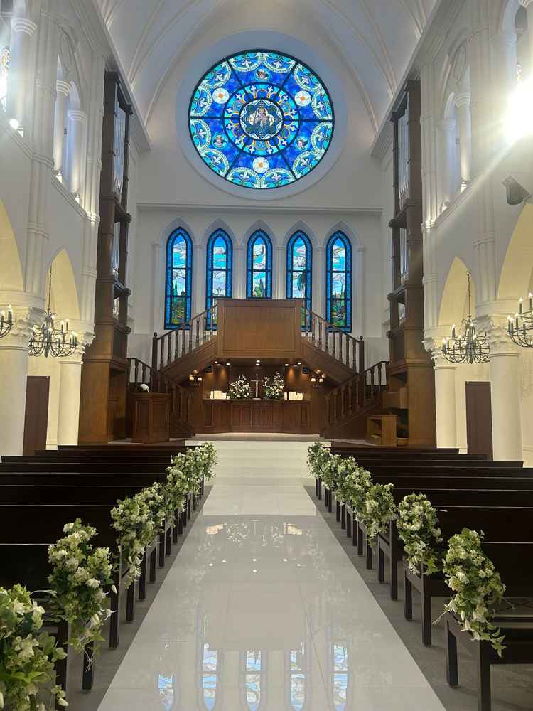 青いガラスが綺麗で、思い描いていたチャペルでした。