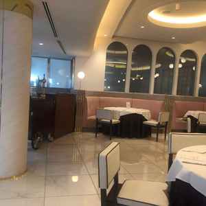 披露宴会場のソファ席とオープンキッチン