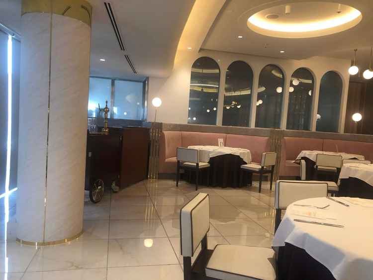 披露宴会場のソファ席とオープンキッチン